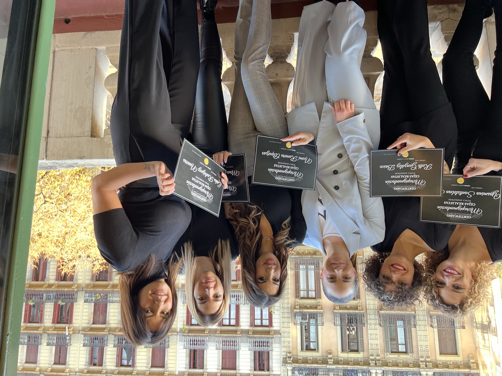 Grupo de alumnas con certificados