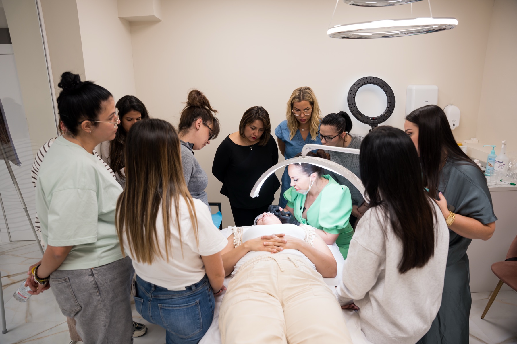 Práctica real de micropigmentación con alumnas