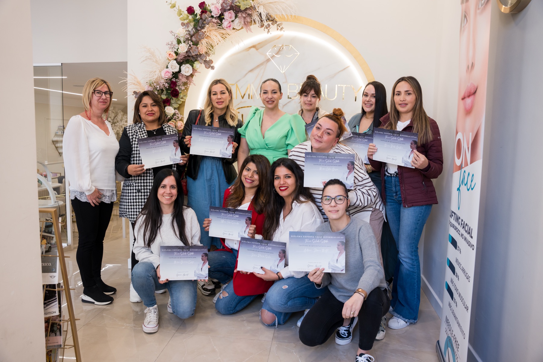 Alumnas con certificados de formación
